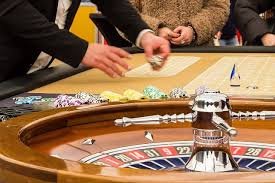 Pengguna menikmati pengalaman taruhan olahraga dan casino melalui perangkat modern